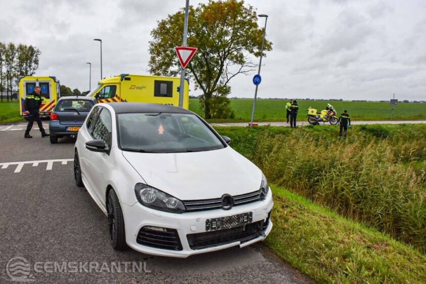 Bestuurder bromscooter ernstig gewond na botsing met auto - Eemskrant