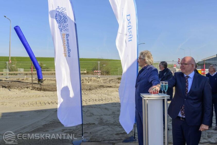 Wethouder Jan Menninga en gedeputeerde Henk Staghouwer geven het startschot voor de bouw van de nieuwe brug die het centrum van Delfzijl met de nieuwe boulevard en het strand gaat verbinden.