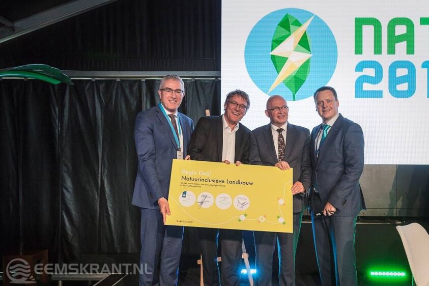 Gedeputeerde Henk Staghouwer van de provincie Groningen, Gedeputeerde Johannes Kramer van de provincie Fryslân, gedeputeerde Henk Jumelet van de provincie Drenthe en Johan Osinga, directeur-generaal van het ministerie LNV zetten hun handtekening onder de Regio Deal Natuurinclusieve landbouw.