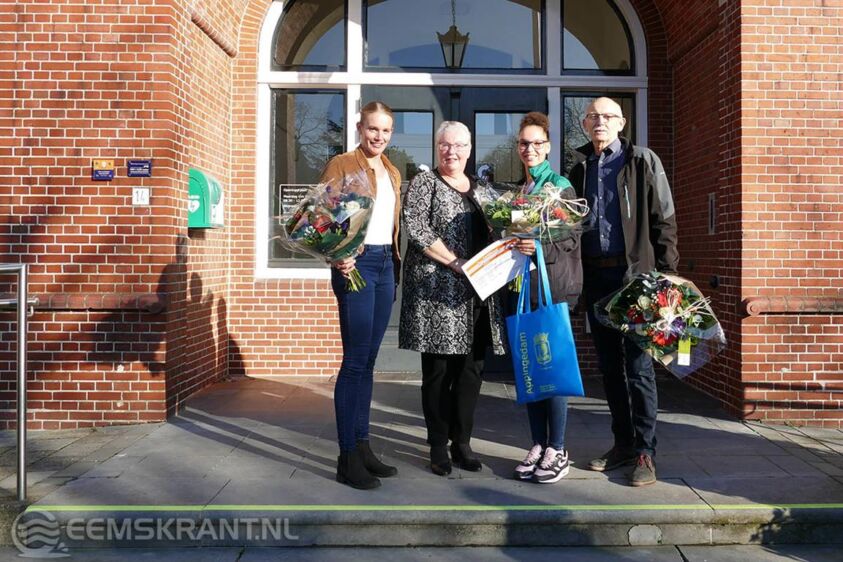 Foto voor het Stadskantoor. Van links naar rechts op de foto: Louise Taatgen van Team Muskita, wethouder Lea van der Tuin, Salima Rozema, trainer Jan Krans van Atletiek Vereniging Fivelstreek.