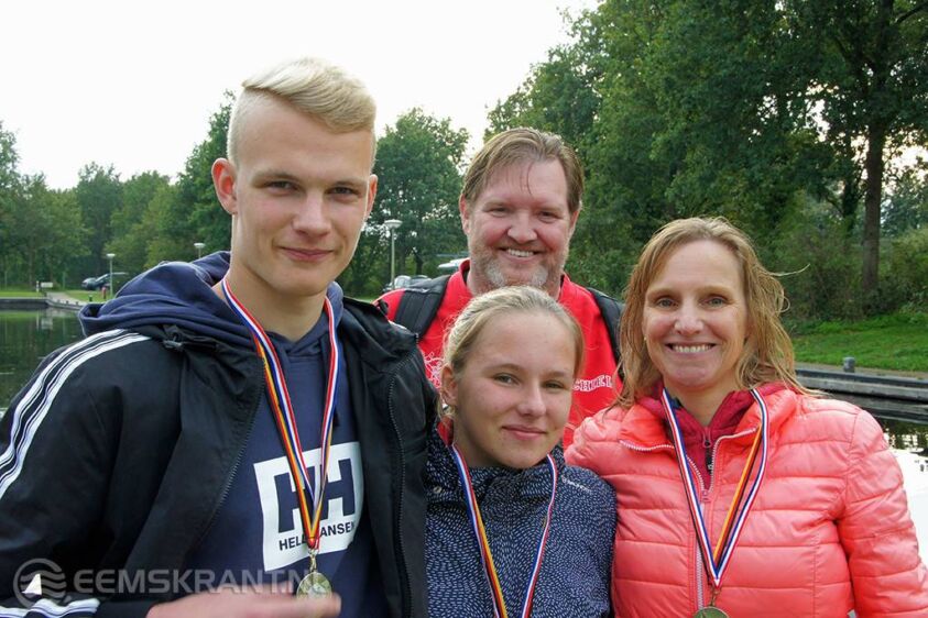 Maarten Veninga, Eva en Anita Griep met coach Michiel Tuik Foto: Peter Griep