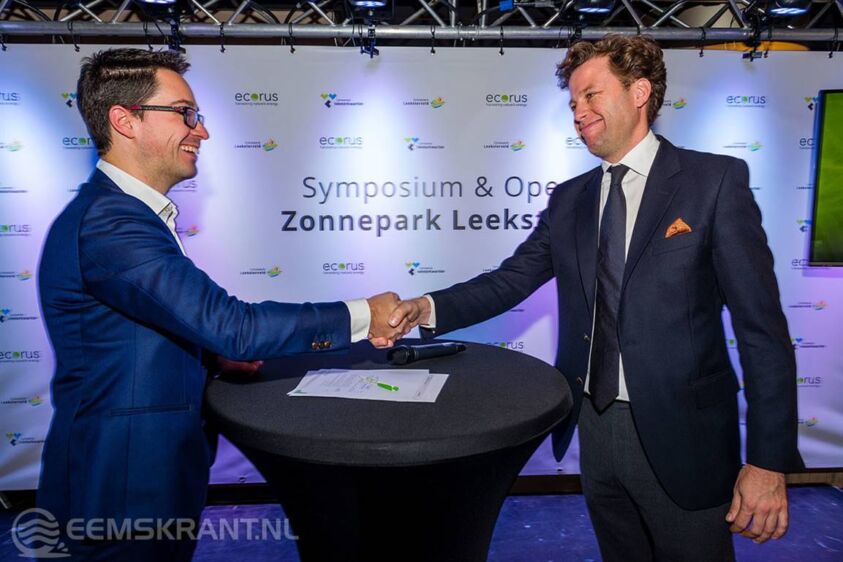 Een handdruk na de ondertekening van de intentieverklaring. Eigen foto