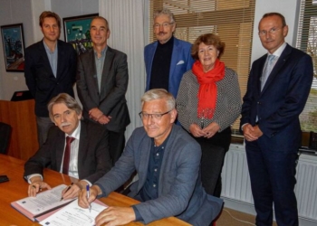 Burgemeester Gerard Beukema (links) en Jan Koolhof, voorzitter Stichting DelfSail 2021 tekenen de uit-voeringsovereenkomst.
Staand v.l.n.r.: Arjen Luinenburg, gemeente Delfzijl, de wethouders Hans Ronde en Jan Menninga,
Jeannette Blijdorp (directeur DelfSail 2021) en Johan Smit (penningmeester DelfSail 2021).