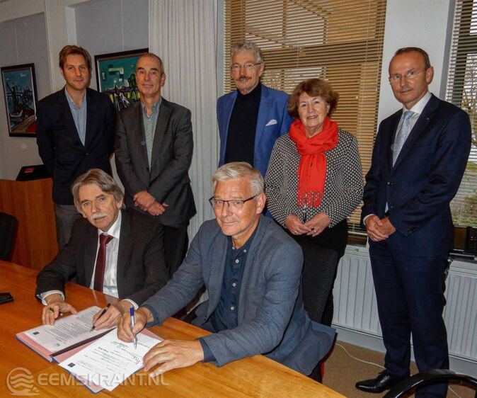 Burgemeester Gerard Beukema (links) en Jan Koolhof, voorzitter Stichting DelfSail 2021 tekenen de uit-voeringsovereenkomst.
Staand v.l.n.r.: Arjen Luinenburg, gemeente Delfzijl, de wethouders Hans Ronde en Jan Menninga,
Jeannette Blijdorp (directeur DelfSail 2021) en Johan Smit (penningmeester DelfSail 2021).