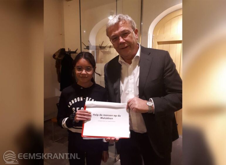 Burgemeester Koos Wiersma met een eerdere actie voor de Molukken