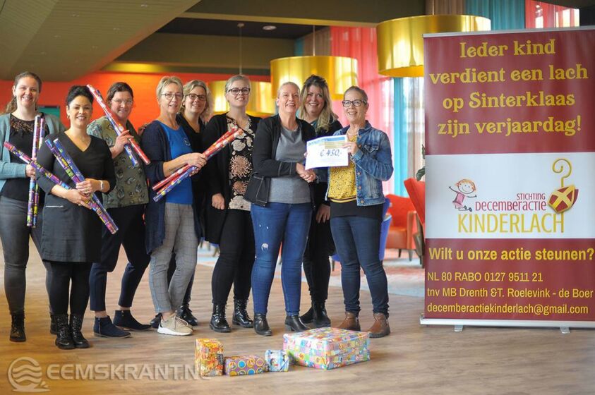Tet Luursema van de Odd Fellows (geheel rechts op de foto) overhandigt de cheque aan voorzitter Mariёl Krijgsveld. Foto: Linda van Vliet