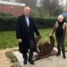 Wethouder Hans Ronde onthult samen met mevrouw Van Hoogdalem het kunstwerk bij de Grote Belt in Delfzijl