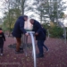 Raadsleden proberen diverse toestellen uit in het uitdagende beweegpark dat onderdeel is van het Wilhelminapark in Delfzijl.