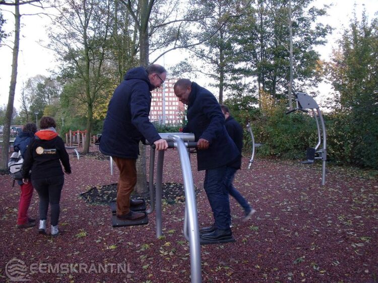 Raadsleden proberen diverse toestellen uit in het uitdagende beweegpark dat onderdeel is van het Wilhelminapark in Delfzijl.