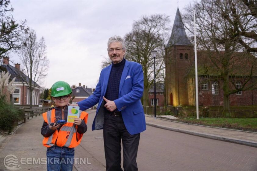 Wethouder Jan Menninga en de 8-jarige Martijn Pruim