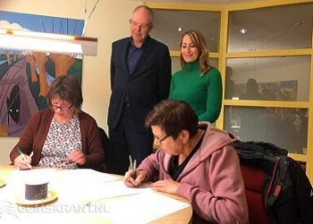 Op de foto staan van links naar rechts mevrouw Bartelds (voorzitter bestuur dorpshuis Westeremden), Peter Janse (Gebiedsmanager Loppersum NCG), Lonneke Landstra (Projectleider NCG) en Mevrouw Engel (secretaris bestuur dorpshuis Westeremden).