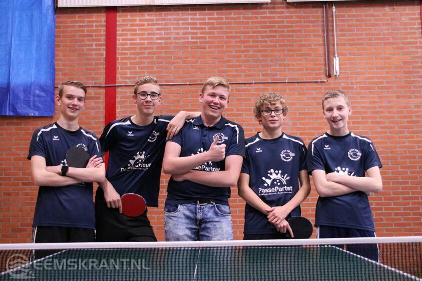 Op de foto de kampioensformatie DTTC’78 met staand v.l.n.r. Jarne Blokzijl, Luk Silvrants, Peter Kiel (coach), Kevin Bolt en Robert Nijboer.