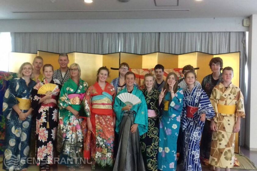 De foto toont de groep jongeren die in 2016 een bezoek bracht aan Shunan City, Japan.