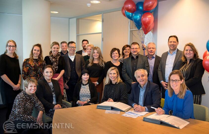 Samenwerkingsovereenkomst wordt ondertekend door (vlnr): Wendel Janssen (HR-directeur Vermaat Groep), Tof Thissen (directeur UWV Werkbedrijf) en Dieuwke Snelting (HR manager EW Facility Group) Foto: UWV