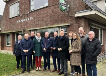 Op de foto ziet u beide colleges voor het dorpshuis in 't Zandt.