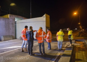 Foto: Als de wind uit het noordwesten komt, is de kans op hoogwater op zee het grootst. Dan is de kans groter dat het waterschap de coupures bij Delfzijl moet sluiten.