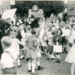 Bevrijdingsfeest in Loppersum in 1945. – Foto: Collectie HVL
Op de foto: Feesten mensen op het Marktplein. Rechts is nog een gedeelte van cafe Rienks te zien
Note: