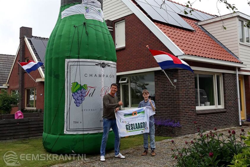 Marco wordt gefeliciteerd door een leraar van het Hogeland College
