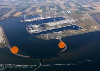 De twee windturbines markeren de ingang van de Eemshaven (foto: Groningen Seaports)