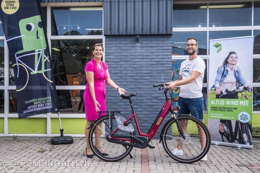 Deelnemer Niels Zark ontvangt de probeerfiets uit handen van gedeputeerde Fleur Gräper-van Koolwijk. Foto: Siese Veenstra