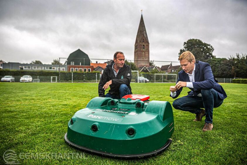 Anton Molema (links), gemeente Midden-Groningen, en Erik Drenth (rechts), wethouder sport gemeente Midden-Groningen op het sportpark in Schildwolde