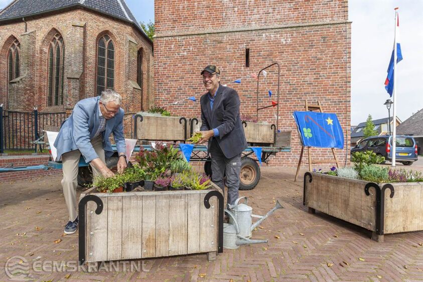 Wethouder Pier Prins en Heiko Switters vullen bloembakken op het Torenplein en onthullen dorpsommetje ter afsluiting van de herinrichting in 't Zandt. Foto: Jan Pitt