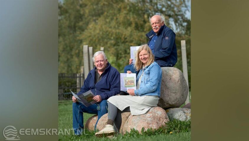 De drie auteurs van Wirdum. Grasduinen en schelpen zoeken. Foto Peter Reese