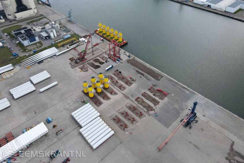 De eerste funderingsconstructies (palen + verbindingsstukken) zijn aangekomen in de Eemshaven bij Buss Terminal Eemshaven (foto: Buss)