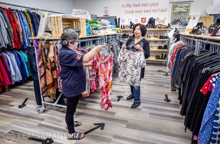 Isabel (67) komt graag in de kledingwinkel van het Leger des Heils. “Ik hou van het Leger om veel verschillende redenen. Ik voel me er thuis, omdat er naar me geluisterd wordt als ik verdrietig ben. Ik bezoek daarom van allerlei verschillende activiteiten voor de buurt hier. Het is altijd gezellig. Ook koop ik hier graag mijn kleren, omdat dat beter is voor het milieu. Het is belangrijk om na te denken over hoe we de aarde achterlaten voor de volgende generatie. En de opbrengst gaat ook nog eens naar mensen die dit het hardst nodig hebben.” Foto door Raymond Rutting