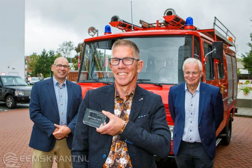 Jacob Blik met de gloednieuwe award in handen met op de foto links achter hem Rob Baardse van de Nederlandse Brandwondenstichting en rechts geflankeerd door Ton Tiebosch, lid raad van Bestuur Martini Ziekenhuis