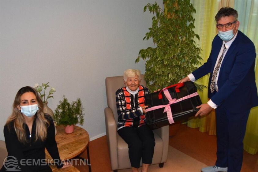 Voorzitter Joop van der Lei van de Stichting Vrienden van Damsterheerd overhandigt de braintrainer aan een bewoner en activiteitenbegeleider Hatice Kaptan. Foto: Martina Dijk