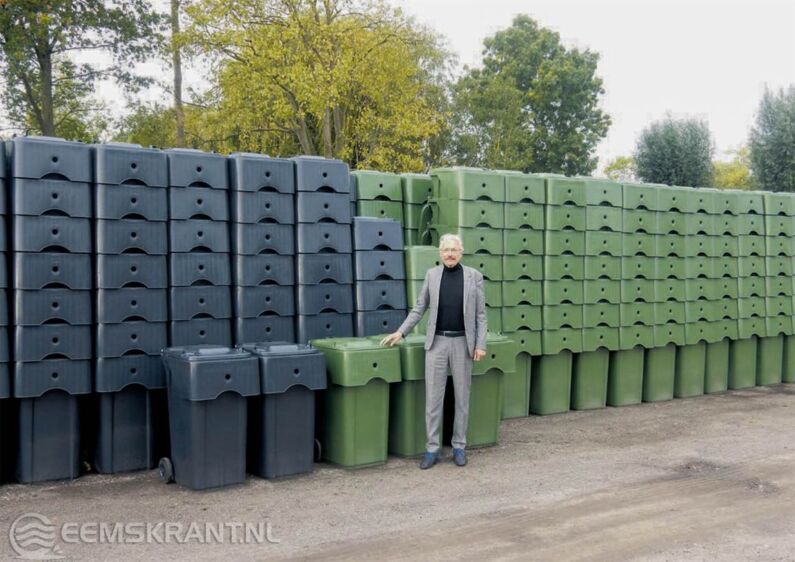 Wethouder Jan Menninga bij de opslagplek van de nieuwe containers. Foto: Gemeente Delfzijl
