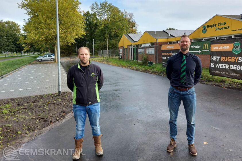 Hans-Paul Heuvelman (links) en Nick Boersma met de groenzwarte Phoenix stropdas (rechts)