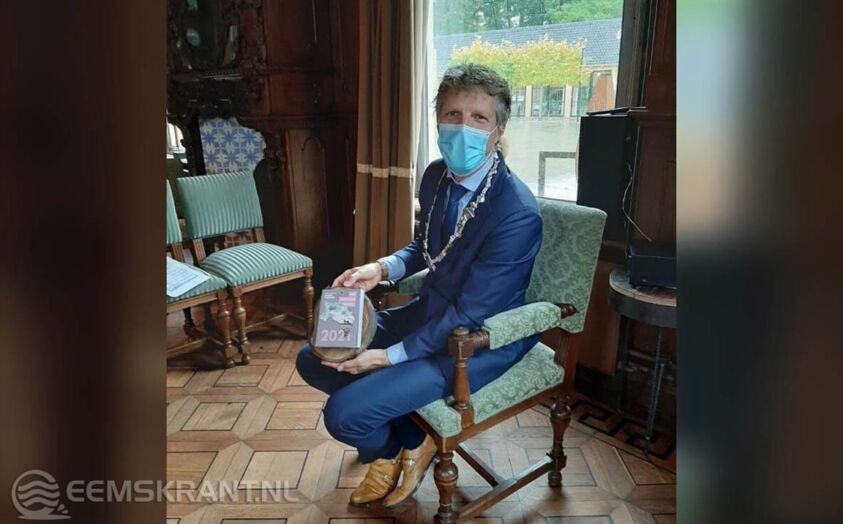 Ard van der Tuuk, heeft als burgemeester van de gemeente Westerkwartier het 1e exemplaar in handen