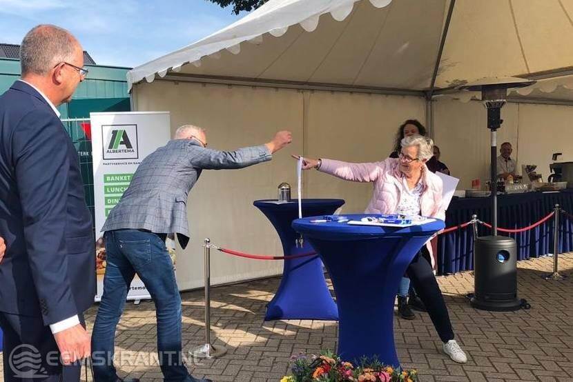 Sleutels worden overhandigd. Foto: NCG