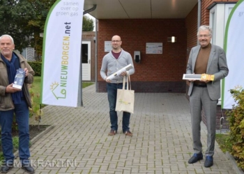 Frank Luitjens (midden) uit Wagenborgen heeft de eerste Bespaartas ontvangen uit handen van Jan Menninga (rechts) en Bard Boon.