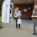 Frank Luitjens (midden) uit Wagenborgen heeft de eerste Bespaartas ontvangen uit handen van Jan Menninga (rechts) en Bard Boon.