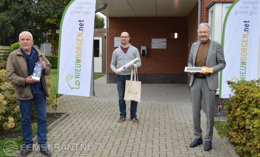 Frank Luitjens (midden) uit Wagenborgen heeft de eerste Bespaartas ontvangen uit handen van Jan Menninga (rechts) en Bard Boon.