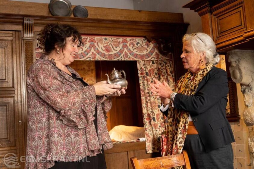 Overhandiging van de theepot door Fusien Bijl de Vroe, directeur van de Vereniging Rembrandt, aan het museum. Foto: Jasper de Vries