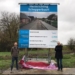 Wethouder Jan Menninga (rechts) en Erik Dijk, lid van de werkgroep Borgsweer-Termunterzijl voor
het bouwbord met hierop de herinrichting van de Schepperbuurt in de dorpen Borgsweer en Termunterzijl.