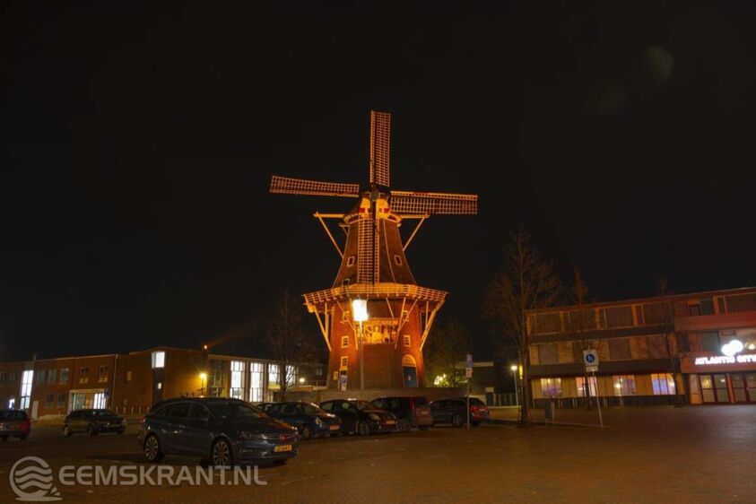 Molen Adam in Delfzijl oranje uitgelicht