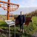 Pieter Bakker plaats het infobord bij het monument. Foto: Gerda Groenhagen