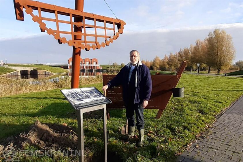 Pieter Bakker plaats het infobord bij het monument. Foto: Gerda Groenhagen