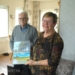 Mevrouw J. Dijkema-Venema en de heer G. Vos met het boek.