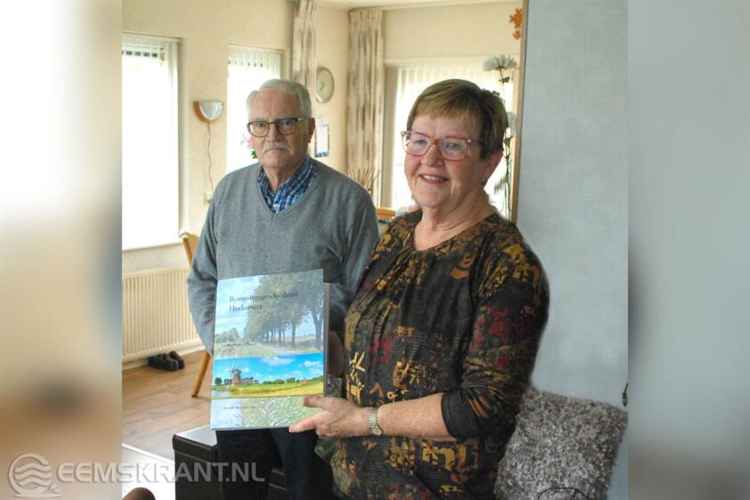 Mevrouw J. Dijkema-Venema en de heer G. Vos met het boek.