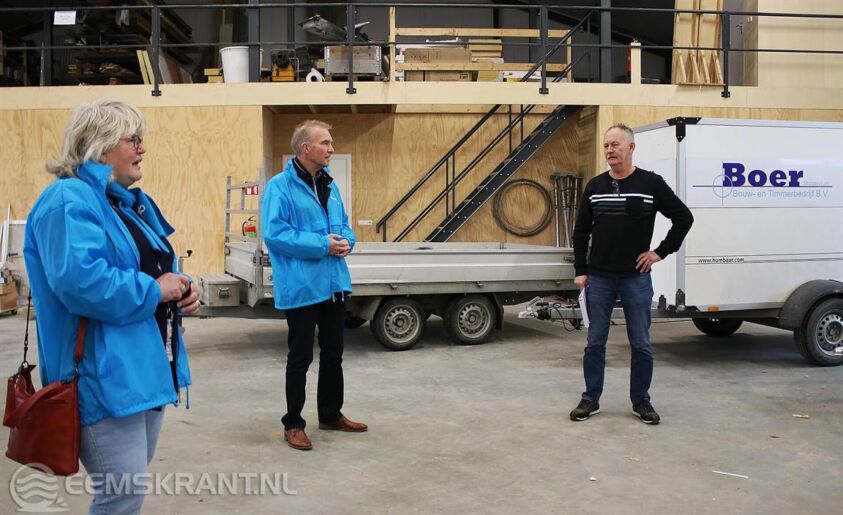 Ina Schenkel en Meindert Joostens op bezoek bij aannemer Boer.
Foto: Jan van Heerde