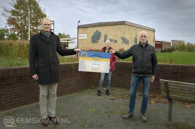 Bart Artnzen overhandigt de cheque aan de voedelbank bij gebouw De Ark in Delfzijl. Foto: Peter J. Reese