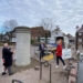 Het college van B en W bij de pas geplaatste zuil op het Professor R.P.Cleveringaplein. De komende periode wordt de zuil bekleed met de tegeltjes. Op de foto vlnr: wethouder Lea van der Tuin- Kuipers, burgemeester Koos Wiersma, wethouder Annalies Usmany- Dallinga.