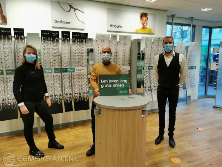 De heer A. Mollema heeft bij Specsavers Delfzijl in de maand september een leven lang gratis brillen gewonnen.