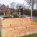 Burgemeester Hans Engels plaatst, samen met Wilma Steenhuis van VVV/D Garsthuizen-Startenhuizen, de eerste bank in Garsthuizen. Foto: Jan Pitt